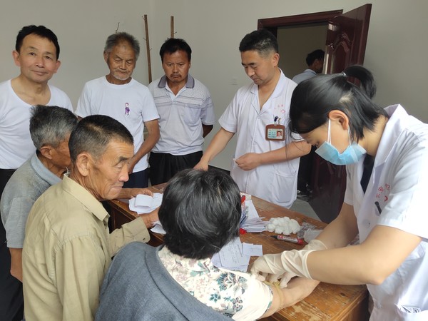 关爱老年人   端午送健康1.jpg